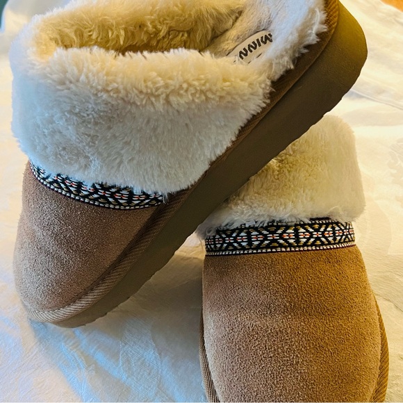Minnetonka Shoes - Minnetonka Tan Slippers with Cream Fur Lining 10 Womens